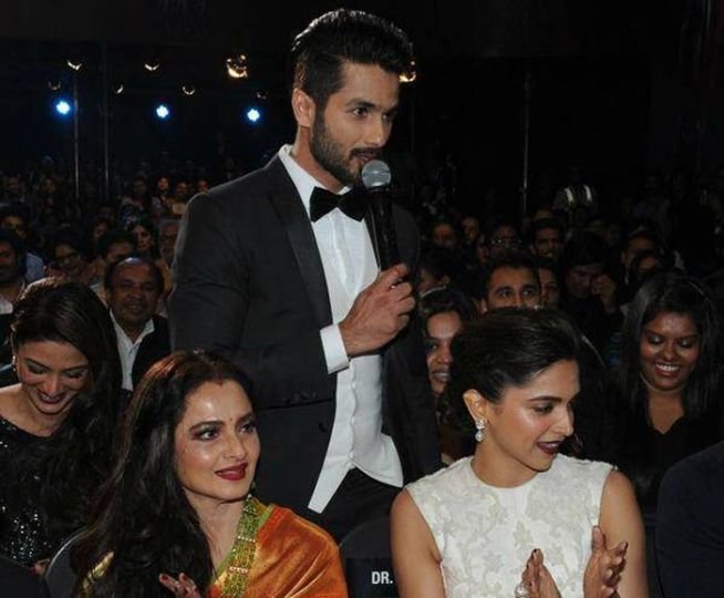 'फिल्म फेयर अवॉर्ड 2015': तो देखा आपने किस तरह फिल्म फेयर अवॉर्ड 2015 में छाए रहे शाहिद कपूर।