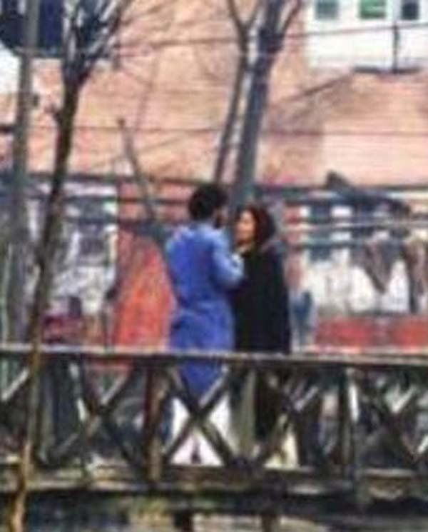 कश्मीर की वादियों में डल झील के ऊपर कैटरीना कैफ और आदित्य रॉय कपूर की यह 'किस' काफी रोमांटिक लग रही है।