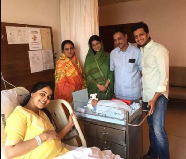 बॉलीवुड का सबसे खूबसूरत जोड़ा रितेश व जेनेलिया के घर 25 नवंबर, 2014 को बेटे की किलकारियां गूंजीं। (फोटो: ट्विटर)