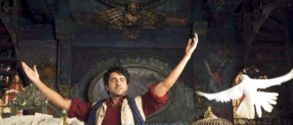 उन्होंने कहा कि ब्रिटिश राज के दौरान सन 1895 के दौर की यह फिल्म भारतीय इतिहास के उस हिस्से को रेखांकित करती है और इस गुमनाम नायक को आज के दर्शकों से रूबरू कराती है। इस फिल्म के निर्देषक विभु पुरी हैं और इसमें आयुष्मान खुराना, पल्लवी शारदा एवं मिथुन चक्रवर्ती जैसे नामी कलाकारों ने अभिनय किया है। (फोटो: बॉलीवुड हंगामा)