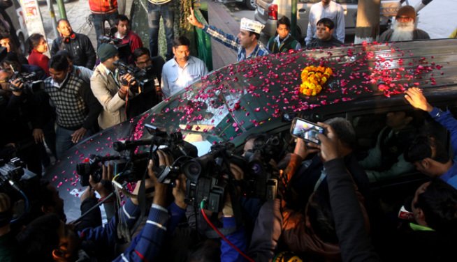 अरविंद केजरीवाल ने उपराज्यपाल से मुलाकात कर सरकार बनाने का दावा किया पेश। (फोटो: प्रेमनाथ पांडेय)