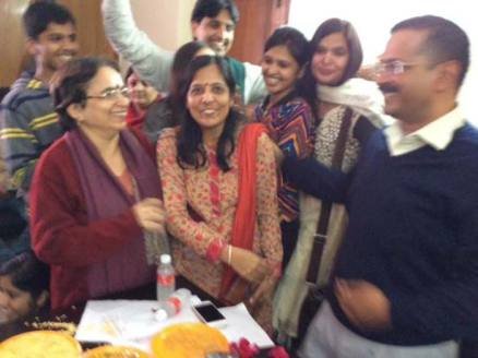 अरविंद केजरीवाल के शानदार जीत के बाद उनकी यह पहली तस्वीर उनकी पत्नी सुनिता केजरीवाल के साथ।