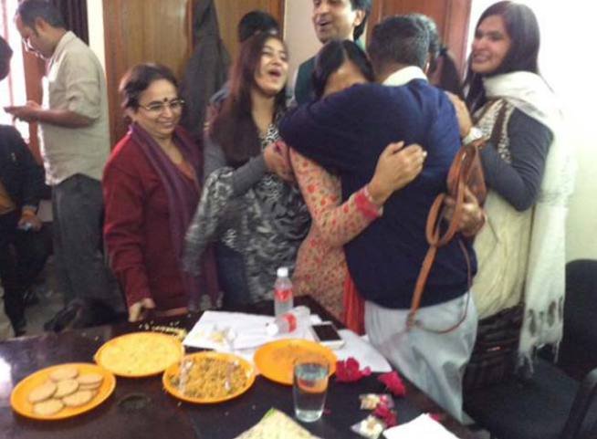 अरविंद केजरीवाल ने अपनी जीत का श्रेय अपनी पत्नी को दिया। उन्होंने लिखा: "Thank u Sunita for always being there "@rsaraf007