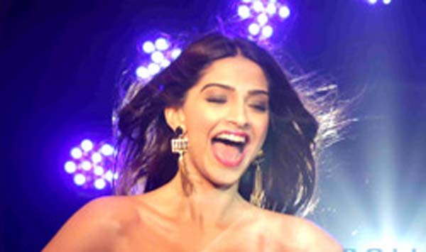 बॉलीवुड की 'Fashionista' क्वीन सोनम कपूर को करनी पड़ी है बहुत मेहनत। (फोटो: बॉलीवुड हंगामा)