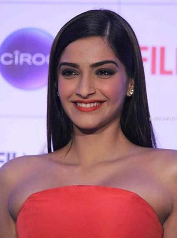 'खूबसूरत गर्ल' सोनम कपूर हो गई हैं बीमार। (फोटो स्रोत: ट्विटर)