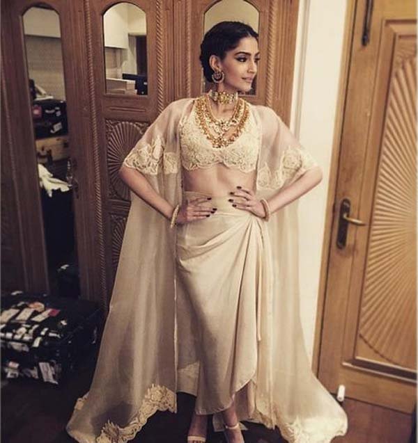 सोनम कपूर अपनी अपकमिंग फिल्म 'प्रेम रत्‍न धन पायो' की शूटिंग के दौरान ही बीमार हो गईं थी। ज्यादा तबियत खराब हो जाने के कारण उन्हें अस्पताल में भर्ती कराया गया। (फोटो स्रोत: ट्विटर)