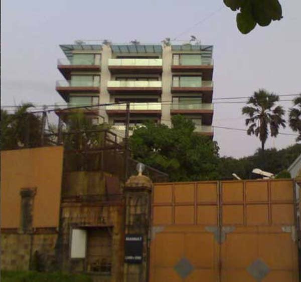 शाहरुख के अलावा अन्य बंगला मालिकों को भी अपने घरों के सामने बने सीमेंट रैंप हटाने होंगे।