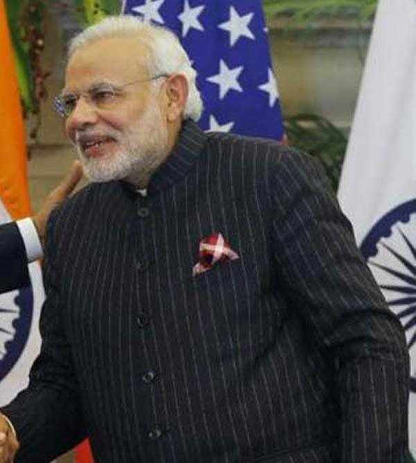 सूट की नीलामी पर नरेंद्र मोदी पर विपक्ष जमकर निशाना साधते नज़र आ रहे हैं।