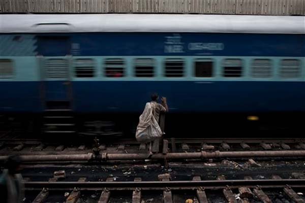 नई ट्रेनों और परियोजनाओं की घोषणा को लेकर थोड़ा ठंडा रुख अपना सकते हैं। (फोटो: भाषा)