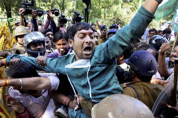 सबसे बड़ा सवाल अभी सबके मन में यही है कि आखिर कैसे फैलता है स्वाइन फ्लू? (फोटो: भाषा)