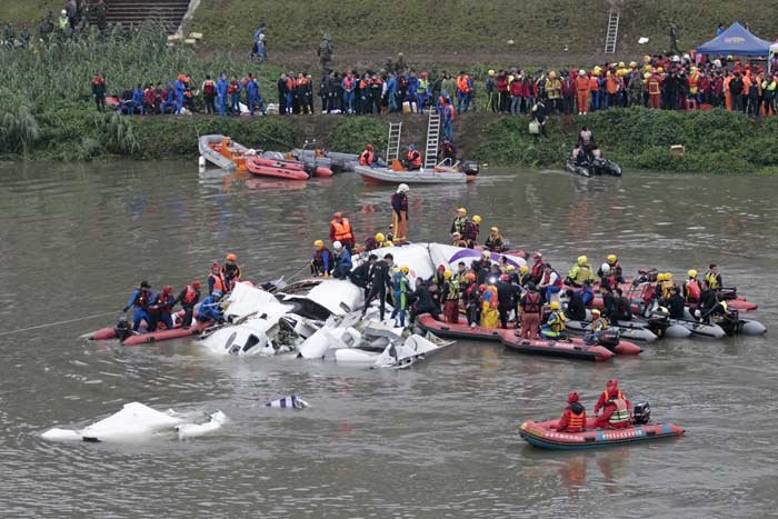 बस कुछ सेकेंड पहले तक दिख रहा विमान ताइपे नदी में गिरा और मलबे में तब्दील हो गया। उसके बाद विमान के परखच्चे उड़ गए और उसके कई हिस्से दूर-दूर तक बिखर गए। (फोटो: एपी)