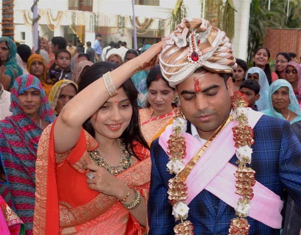 मौका था लालू प्रसाद की बेटी और सपा नेता मुलायम सिंह यादव के पोते के विवाह समारोह का जहां कई चौंकाने वाले चेहरे साथ नज़र आए। (फोटो: भाषा)