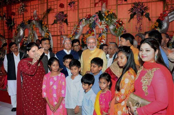 लालू की बेटी राजलक्ष्मी और मुलायम के पोते तेजप्रताप को आशीर्वाद देने वालों में वित्तमंत्री अरुण जेटली, पूर्व प्रधानमंत्री मनमोहन सिंह, पूर्व उप प्रधानमंत्री लालकृष्ण आडवाणी भी थे। लोकसभा अध्यक्ष सुमित्रा महाजन और गृहमंत्री राजनाथ सिंह भी समारोह में पहुंचे। (फोटो: भाषा)