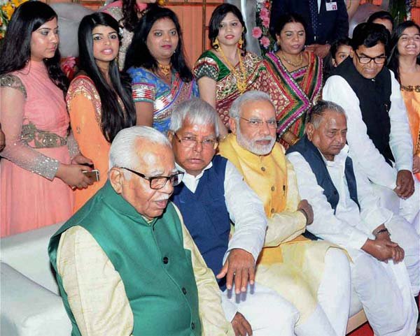 बिहार के मुख्यमंत्री नीतीश कुमार भी समारोह में पहुंचे और सूत्रों के अनुसार मोदी ने उनसे कुछ देर बात भी की। (फोटो: भाषा)