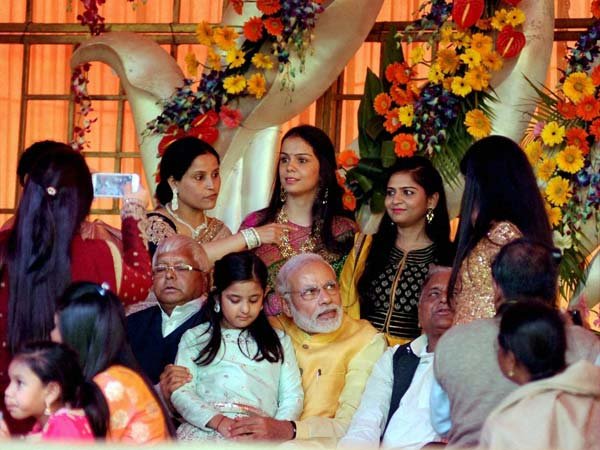 इससे पहले 21 फरवरी को मुलायम के पैतृक गांव सैफई में तेजप्रताप के तिलक समारोह में भी मोदी समेत अनेक हस्तियां शामिल हुई थीं। (फोटो: भाषा)