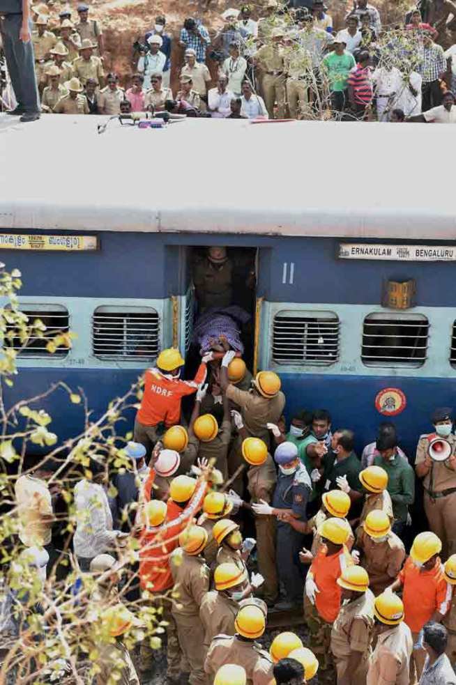 बंगलुरु-एर्नाकुलम इंटरसिटी एक्सप्रेस सुबह छह बजकर 15 मिनट पर बंगलुरु से रवाना हुई थी। सात बजकर 35 मिनट पर बंगलुरु सिटी-सलेम सेक्शन पर अनेकल रोड और होसुर के बीच यह पटरी से उतर गई। (फोटो: भाषा)