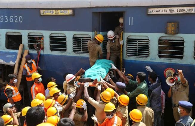 मंडलीय रेलवे प्रबंधक अनिल कुमार अग्रवाल ने संवाददाताओं को बताया कि बचाव अभियान पूरा होने पर मृतकों की संख्या नौ पहुंच चुकी थी। घटनास्थल कर्नाटक और तमिलनाडु की सीमा के पास बंगलुरु से करीब 45 किलोमीटर की दूरी पर है। दुर्घटना में मारे गए लोगों में पांच पुरुष, तीन महिलाएं और 9 साल का एक बच्चा शामिल है। (फोटो: एपी)