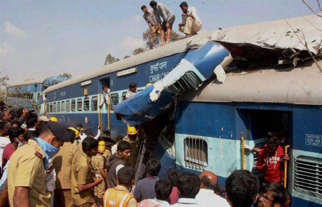 रेल मंत्री सुरेश प्रभु ने दुर्घटना के कुछ देर बाद एक ट्वीट में कहा कि पटरी पर एक बड़ा सा पत्थर गिर गया था और ट्रेन उससे टकरा गई। वहीं अग्रवाल ने कहा कि इंजन के चालक ने अधिकारियों को बताया था कि उसने एक बड़े पत्थर की आवाज सुनी है लेकिन अधिकारियों को कोई पत्थर मिला ही नहीं। (फोटो: भाषा)