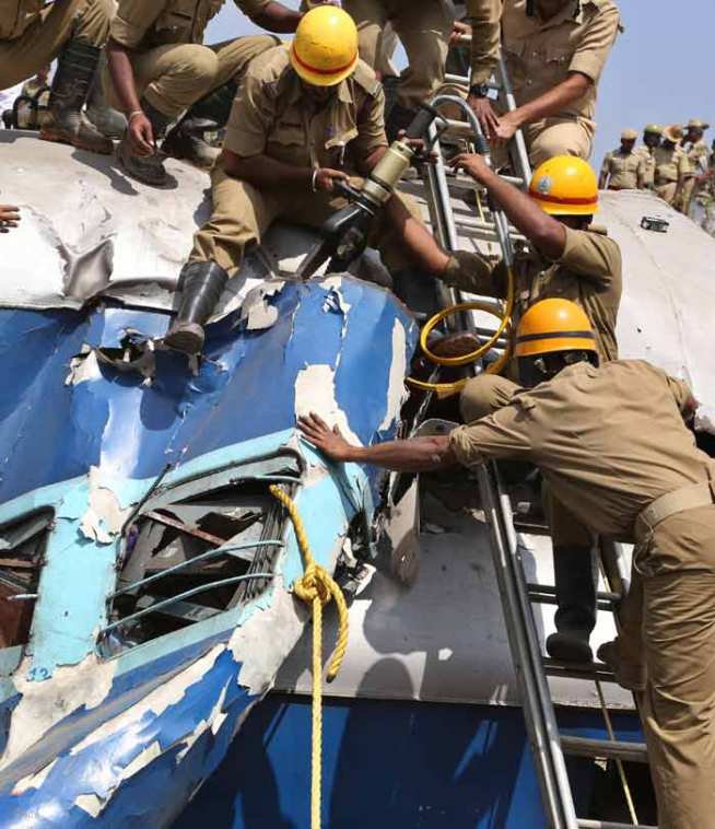 कर्नाटक के पुलिस महानिदेशक लालरोखुमा पचाउ ने कहा कि 16 यात्रियों को अस्पताल में भर्ती कराया गया है। उन्होंने कहा,‘हल्की चोटों का शिकार बने लोगों का प्राथमिक उपचार किया गया और वे वहां से चले गए।’ (फोटो: एपी)