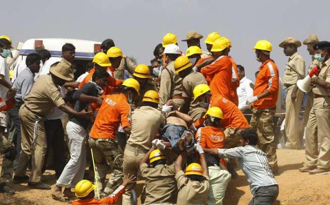 दुर्घटना पर दुख जताते हुए मंत्री ने मृतकों के परिजनों के लिए दो-दो लाख रुपए के मुआवजे की घोषणा की। गंभीर रूप से घायल लोगों को 50-50 हजार रुपए दिए जाएंगे और मामूली रूप से घायल लोगों को 20-20 हजार रुपए दिए जाएंगे। (फोटो: एपी)