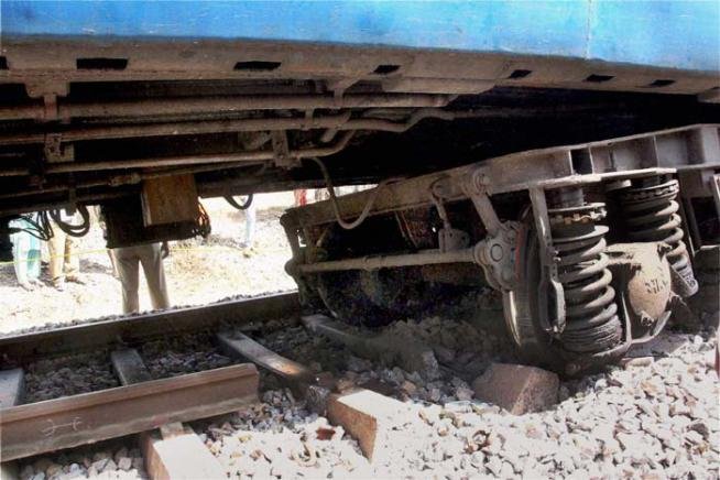 दुर्घटनास्थल के लिए रवाना होने से पहले प्रभु ने ट्वीट किया था,‘मैं दुर्घटनास्थल पर फंसे हुए सभी लोगों की मदद के लिए बंगलुरु जा रहा हूं। प्रभावित परिवारों को हरसंभव मदद दी जाएगी। दुर्घटना की जिम्मेदारी तय करने के लिए जांच और इस तरह के दुर्भाग्यपूर्ण दुर्घटनाओं को रोकने के लिए उचित एहतियाती उपाय और उनकी नियमित निगरानी के आदेश दिए गए हैं।’ (फोटो: भाषा)