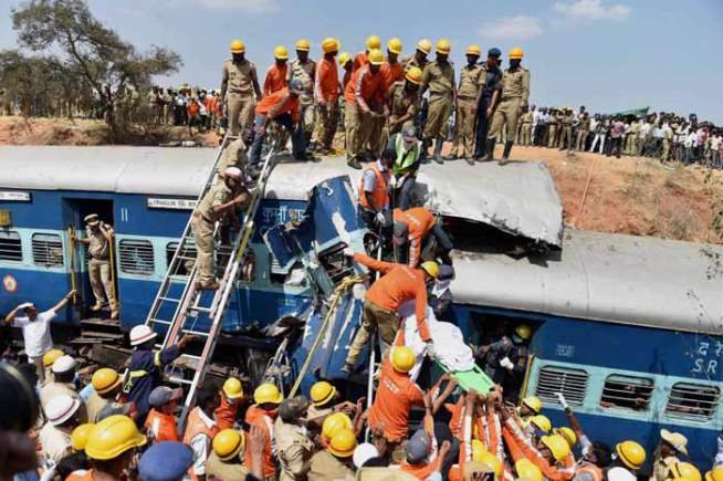 रेलवे, पुलिस, दमकल विभाग और राष्ट्रीय आपदा प्रतिक्रिया बल के दल ने राहत अभियान चलाया। कर्नाटक और तमिलनाडु से चिकित्सीय दल घटनास्थल पर पहुंच चुके हैं। (फोटो: भाषा)