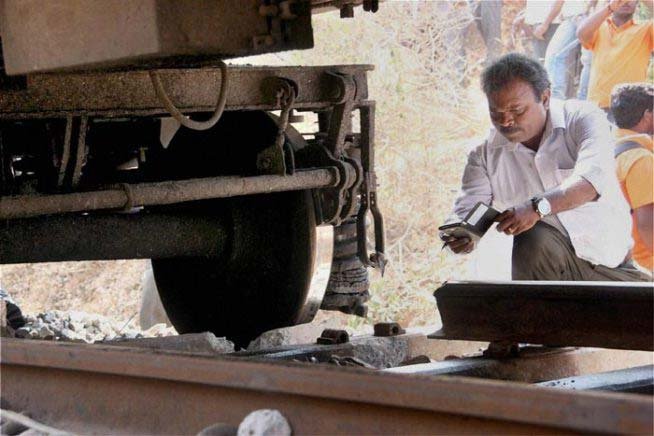 केंद्रीय कानून मंत्री डीवी सदानंद गौड़ा को प्रभु ने तुरंत घटनास्थल पर पहुंचने के लिए कहा था। गौड़ा ने कहा कि नौ डिब्बे पटरी से उतरे थे। घायलों को अनेकल और बंगलुरु के अस्पतालों में ले जाया गया था। (फोटो: भाषा)