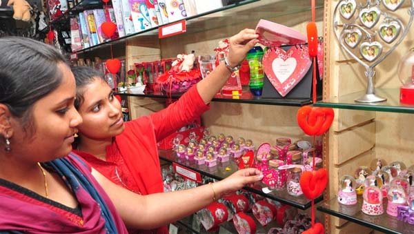 कौशिक ने कहा कि प्रेम कोई ऐसी चीज नहीं है कि उसे किसी खास दिन पर ही प्रदर्शित किया जाए। उन्होंने कहा कि हमारे देश में साल के सभी 365 दिन प्रेम के लिये बने हैं लेकिन पार्कों और सड़कों पर इसका फूहड़ तरीके से प्रदर्शन करना ठीक नहीं है। (एक्सप्रेस फोटो)