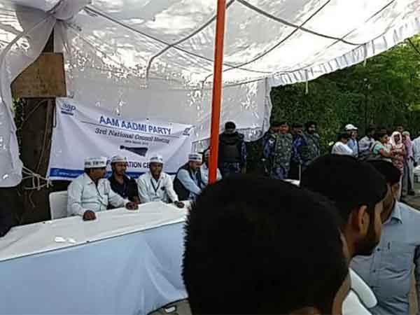 aap, aap battle, aap nationa council meeting, aap news, aap meeting, aap yogendra yadav, arvind kejriwal, prashant bhushan, delhi news, india news
