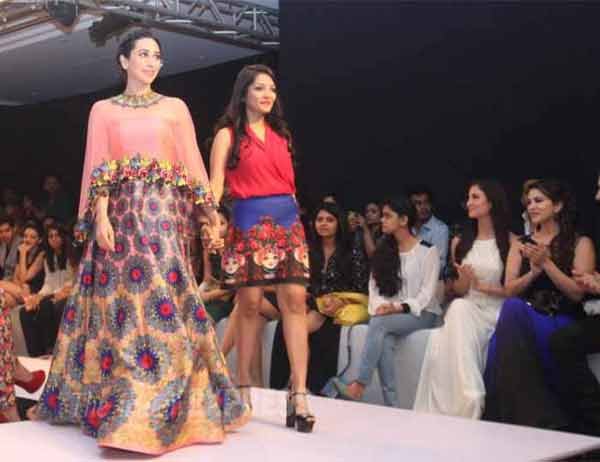 karisma kapoor, nishika lulla, kalki koechlin, arjun kapoor, shahid kapoor, huma qureshi, nargis fakhri, lakme fashion week, lfw, lfw 2015, lakme fashion week 2015, karisma kapoor on ramp, kalki koechlin on ramp, arjun kapoor on ramp, huma qureshi on ramp, shahid kapoor on ramp, lfw pics, lakme fahion week pictures