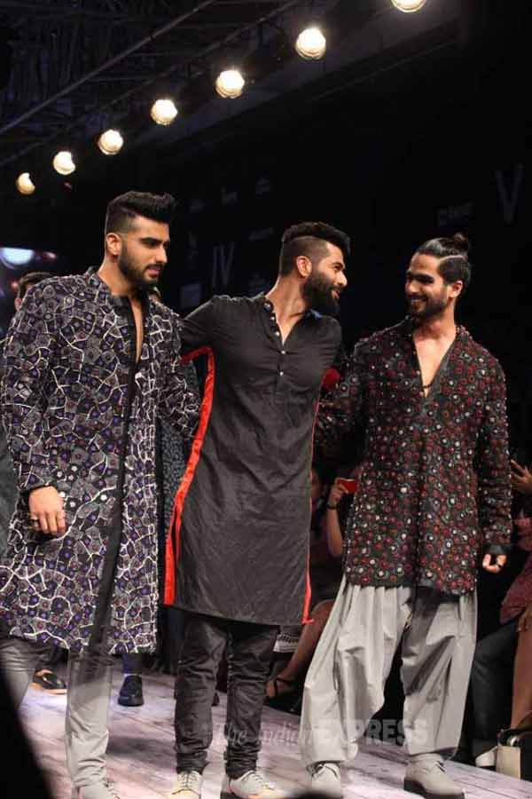 karisma kapoor, nishika lulla, kalki koechlin, arjun kapoor, shahid kapoor, huma qureshi, nargis fakhri, lakme fashion week, lfw, lfw 2015, lakme fashion week 2015, karisma kapoor on ramp, kalki koechlin on ramp, arjun kapoor on ramp, huma qureshi on ramp, shahid kapoor on ramp, lfw pics, lakme fahion week pictures