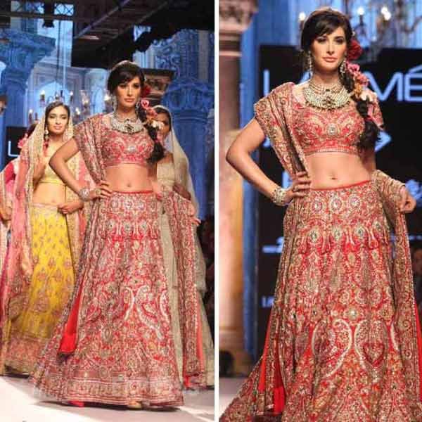karisma kapoor, nishika lulla, kalki koechlin, arjun kapoor, shahid kapoor, huma qureshi, nargis fakhri, lakme fashion week, lfw, lfw 2015, lakme fashion week 2015, karisma kapoor on ramp, kalki koechlin on ramp, arjun kapoor on ramp, huma qureshi on ramp, shahid kapoor on ramp, lfw pics, lakme fahion week pictures