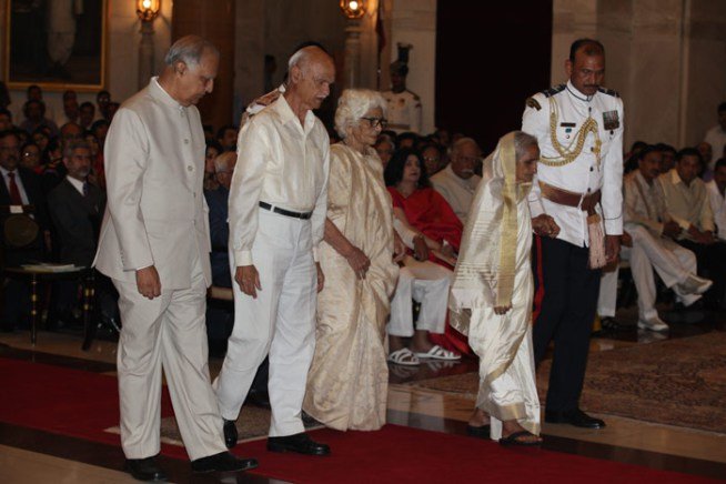 काशी हिंदू विश्वविद्यालय के संस्थापक और स्वतंत्रता सेनानी महामना मदन मोहन मालवीय के निधन के 68 साल बाद सोमवार को राष्ट्रपति प्रणव मुखर्जी ने उन्हें देश के शीर्ष नागरिक पुरस्कार भारत रत्न से सम्मानित किया। (फोटो: रेणुका पुरी)