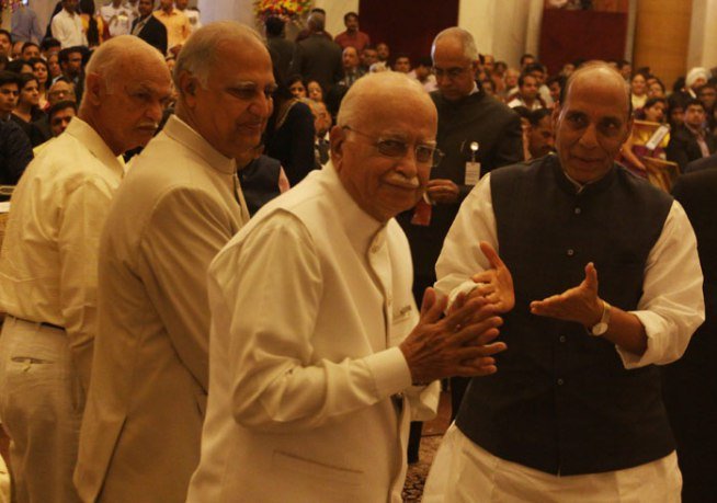राष्ट्रपति भवन के दरबार हाल में आयोजित समारोह में महामना की दो पौत्रियों हेम शर्मा और सरस्वती शर्मा व दो पौत्रों प्रेमधर मालवीय और गिरधर मालवीय सहित उनके परिजनों ने राष्ट्रपति से यह पुरस्कार ग्रहण किया। (फोटो: रेणुका पुरी)