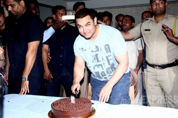 Aamir Khan, Aamir Khan Birthday, Birthday Celebration, Media, Aamir Cut Cake, 50th Birthday, Mr Perfectionist