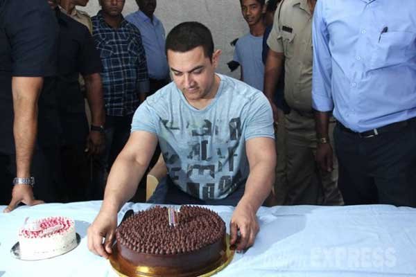 Aamir Khan, Aamir Khan Birthday, Birthday Celebration, Media, Aamir Cut Cake, 50th Birthday, Mr Perfectionist