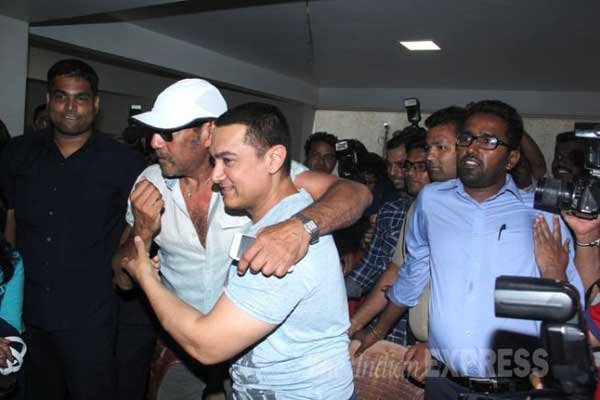 Aamir Khan, Aamir Khan Birthday, Birthday Celebration, Media, Aamir Cut Cake, 50th Birthday, Mr Perfectionist