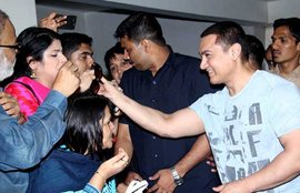 Aamir Khan, Aamir Khan Birthday, Birthday Celebration, Media, Aamir Cut Cake, 50th Birthday, Mr Perfectionist