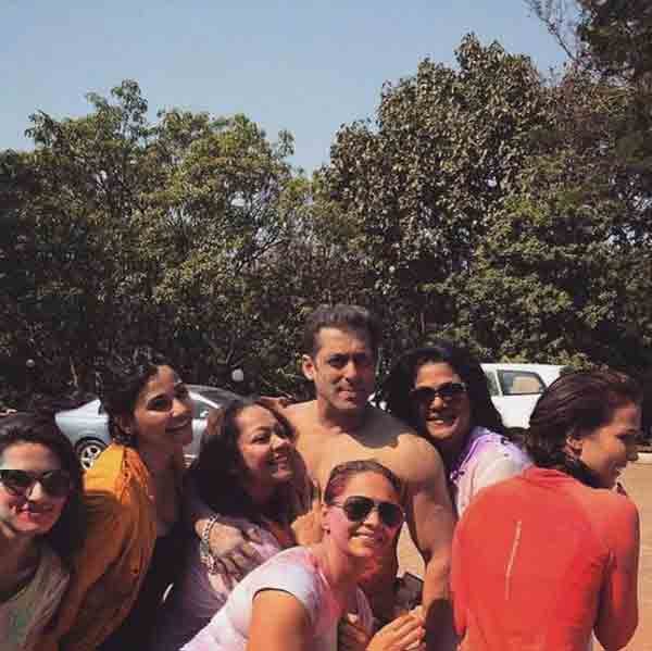 holi, holi 2015, salman khan holi, alia bhatt holi, alia bhatt sidharth malhotra, sunny leone holi, salman khan, sunny leone, sonakshi sinha holi, akshay kumar holi, esha deol, madhuri dixit, akshay kumar, sophie choudry, dia mirza