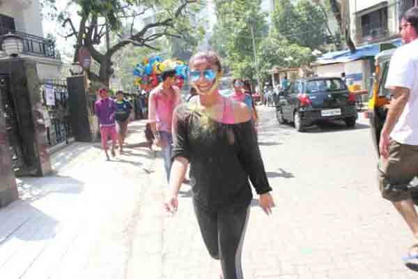 holi, holi 2015, salman khan holi, alia bhatt holi, alia bhatt sidharth malhotra, sunny leone holi, salman khan, sunny leone, sonakshi sinha holi, akshay kumar holi, esha deol, madhuri dixit, akshay kumar, sophie choudry, dia mirza