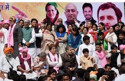 भूमि अधिग्रहण विधेयक के ख़िलाफ़ कांग्रेस ने किया प्रदर्शन