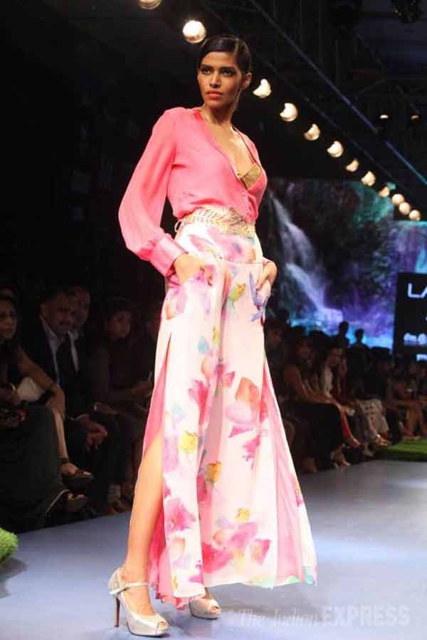 shah rukh khan, srk, srk gauri khan, gauri khan, adhuna akhtar, Lakme India Fashion Week, Lakme Fashion Week, Lakme Fashion Week 2015, Zarine Khan, gauri khan designs, gauri khan lfw, lfw 2015, adhuna akhtar lfw, lfw 2015 models