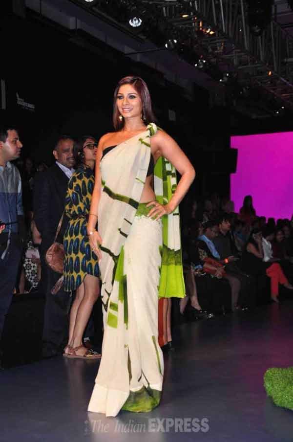 shah rukh khan, srk, srk gauri khan, gauri khan, adhuna akhtar, Lakme India Fashion Week, Lakme Fashion Week, Lakme Fashion Week 2015, Zarine Khan, gauri khan designs, gauri khan lfw, lfw 2015, adhuna akhtar lfw, lfw 2015 models