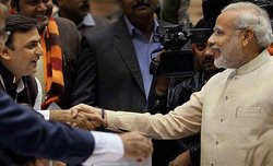 खुद अपनी पीठ थपथपाने की कोशिश में मोदी और अखिलेश