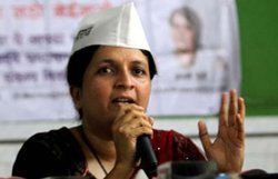 ‘आप’ को लगा ज़ोर का झटका: अंजली दमानिया ने दिया इस्तीफा