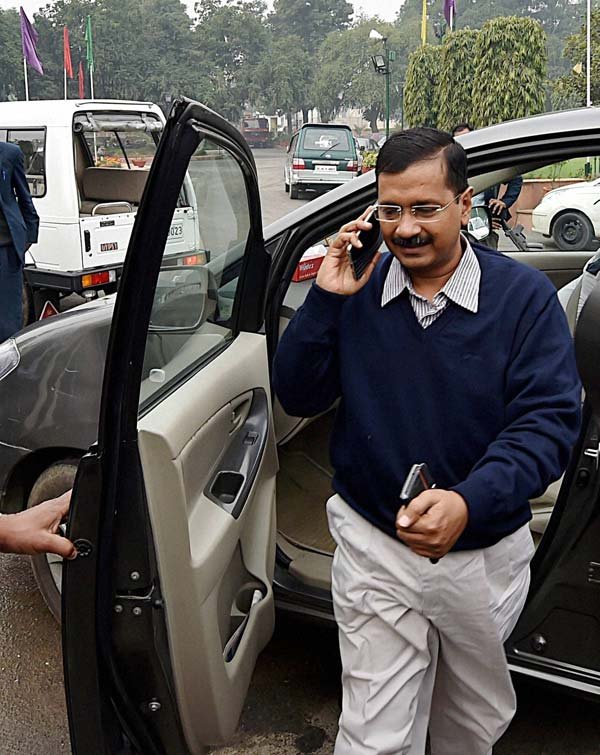 केजरीवाल की अनुपस्थिति में उपमुख्यमंत्री मनीष सिसोदिया 10 दिनों तक दिल्ली सरकार का कार्यभार संभालेंगे। संयोगवश प्रधानमंत्री नरेंद्र मोदी ने भी कुछ सप्ताह पहले दिल्ली पुलिस के ऐट होम समारोह में केजरीवाल को सलाह दी थी कि वह खांसी के उपचार के लिए बंगलुरु में एक योग चिकित्सक का परामर्श लें। (फोटो: भाषा)