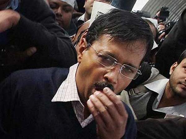 दिल्ली के मुख्यमंत्री अरविंद केजरीवाल हाई ब्लड शुगर और खांसी का 10 दिनों तक प्राकृतिक चिकित्सा के जरिए उपचार कराने के लिए आज बंगलुरु के लिए रवाना हो गए। केजरीवाल अपने माता-पिता के साथ सुबह करीब आठ बजे गाजियाबाद के कौशाम्बी स्थित अपने आवास से रवाना हुए। (फोटो: भाषा)