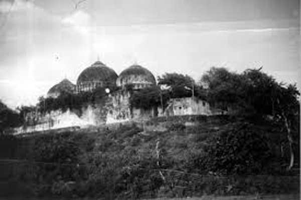 इनके अलावा सतीश प्रधान, सी आर बंसल, अशोक सिंघल, गिरिराज किशोर, साध्वी रितम्भरा, वी एच डालमिया, महंत अवैद्यनाथ, आर वी वेदांती, परम हंस राम चंद्र दास, जगदीश मुनि महाराज, बी एल शर्मा, नृत्य गोपाल दास, धरम दास, सतीश नागर और मोरेश्वर सावे के खिलाफ भी आरोप हटाए गए थे। (एक्सप्रेस फोटो)