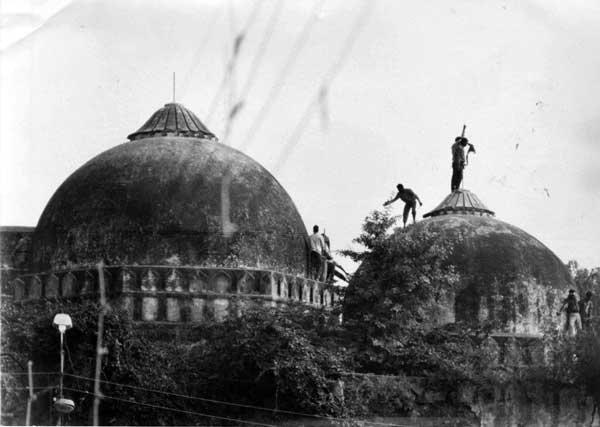 उच्चतम न्यायालय ने बाबरी मस्जिद विध्वंस मामले में भाजपा के वरिष्ठ नेता लालकृष्ण आडवाणी और अन्य के खिलाफ आपराधिक षड़यंत्र के आरोप हटाने का विरोध करने वाली याचिका पर आज उनसे जवाब मांगा। (एक्सप्रेस फोटो)