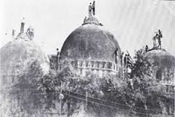 मुख्य न्यायाधीश एच एल दत्तू की अध्यक्षता वाली पीठ ने बाबरी मस्जिद मामले के एक याचिकाकर्ता हाजी महबूब अहमद द्वारा दायर एक पृथक याचिका पर भाजपा नेता और सीबीआई को नोटिस जारी किए। (एक्सप्रेस फोटो)